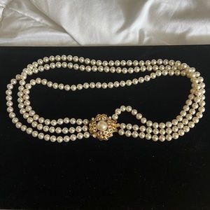 Beautiful gold with pearl necklace.  The pendent is gorgeous and locks